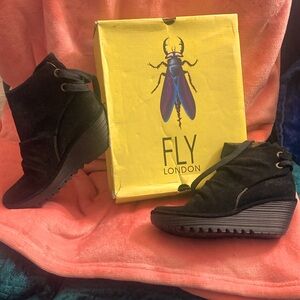 Women’s size 40 ( US size 9 ). Black suede never been worn.
